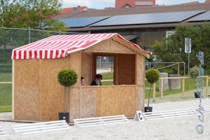 Die Richter der Dressur haben die zweite Hütte am Reitplatz unten erhalten...