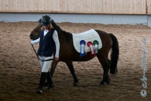 Lena Ellenrieder mit ihrem Pony. Das hat sie als Schleifenpony zur Verfügung gestellt....