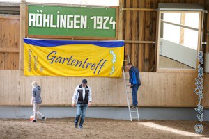 In der Halle werden noch kurz die Sponsoren aufgehängt...