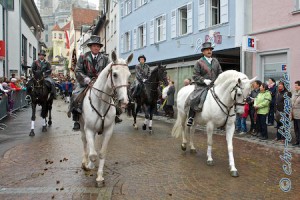 Die Prozession ging durch die engen Straßen von Weingarten...