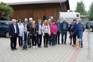 Hier noch mal alle Reiter, Pilger und Familien, die bei Anna Kirsch waren. Sogar der Pfarrer Anton Forner war beim Abschied dabei. Anna Kirsch verteilte zum Schluss noch an alle den Segen mit Weihwasser.