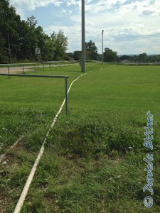 ... dann über den Sportplatz...