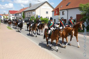 Der Zug führt durch das Dorf...