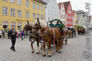 Josef Thomer mit zwei seiner Dicken vor dem Brauereiwagen der Rotochsenbrauerei...