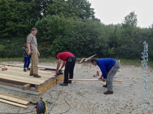 Beim Floss wird inzwischen das Holz komplett festgeschraubt....