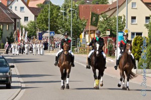 Hier sind sie auf dem Weg zum Altar bei Familie Rathgeb...