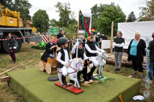 An der Standarte ist Heiko Abele (5 Jahre), flankiert von Lia Maierhöfer (3 Jahre) und Luisa Hermenau (9 Jahre). In der Kutsche ist Lukas Bittner (5 Jahre).