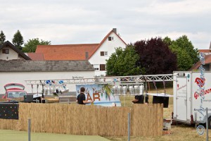 Georg Gösele und seine Familie haben an der Sechta auf der Wiese seiner Pferde eine Beach Bar aufgebaut. Während des Umzugs auf der Sechta am Sonntag Nachmittag wird sie offen sein. Dies ist der Stand am Freitag Abend...