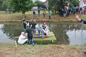 Kaum ist das Floss im Wasser, müssen alle schnell an Bord und an ihre Plätze...