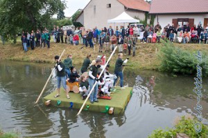 Gekonnt schippern die Mädels die Sechta entlang...