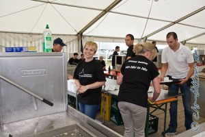 Erwischt... Am Samstag Nachmittag war der Reitverein in der Küche des Festzelts eingeteilt von 13-18Uhr. Es gab einheitliche T-Shirts für alle...