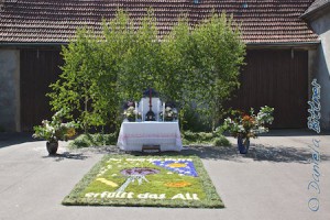 Bei Familie Rathgeb wartete dieser herrliche Blumenaltar...