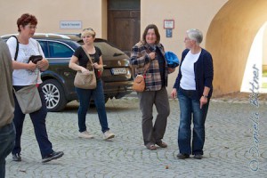 Ein paar sind als Schlachtenbummler mitgefahren, Anna-Lena Helmle, Ursula Güttler, Elends Mutter, Andrea Ohmayer und Melanie Erhard. Sie fuhren dem Jagdfeld mit dem Planwagen hinterher...