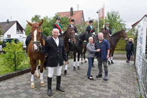 Es schönes Gruppenfoto mit allen Reitern und dem Jubilar mit seiner Hilde...