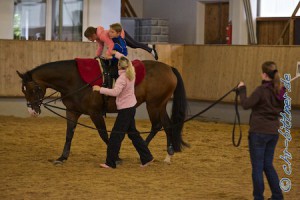 Inga Maierhöfer passt auf, dass die Figuren richtig geturnt werden und dass nichts passiert... Denis Abele hält hier Katharina Chumak...