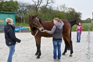 Mona guckt ganz genau, was Hanna Neubauer macht..