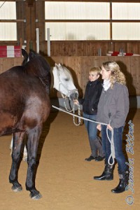 Inga und Anna-Lena warten, Kiara guckt, was hinter ihr los ist...