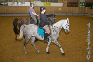 Und schön paarweise nebeneinander reiten...