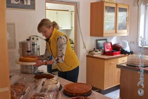 Andrea Ohmayer sorgt für den Verkauf der leckeren Kuchen und belegten Brötchen...