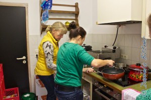 Julia Abele und Andrea Ohmayer servieren auch warmes Essen, hier brutzelt ein Hamburger in der Pfanne...