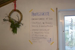 Auch an der Wand eine Speisekarten und alles weihnachtlich dekoriert...