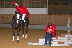 Dann steigt Martin wieder aufs Pferd und reitet weg...