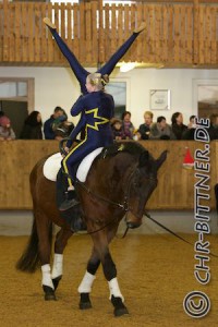 Unsere Nachwuchsgruppe voltigiert als Sterne. Sie sind außer im Schritt auch schon im Galopp unterwegs und auch auf Turnieren sehr erfolgreich...