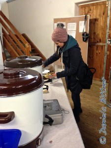 Dorothee Kohnle kümmert sich um die Waffeln...