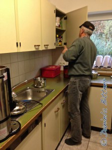 Gebhard Bühler bereitet am Sonntag Früh noch den großen Kaffeeautomaten vor..